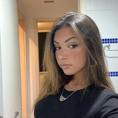 All About Gabriela Moura Net Worth & Boyfriend